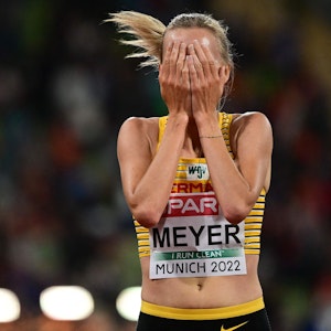 Sie kann es nicht fassen: Lea Meyer aus Köln hat sensationell Silber über 3000-Meter-Hindernis gewonnen.