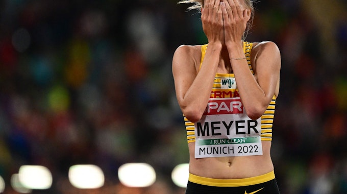 Sie kann es nicht fassen: Lea Meyer aus Köln hat sensationell Silber über 3000-Meter-Hindernis gewonnen.