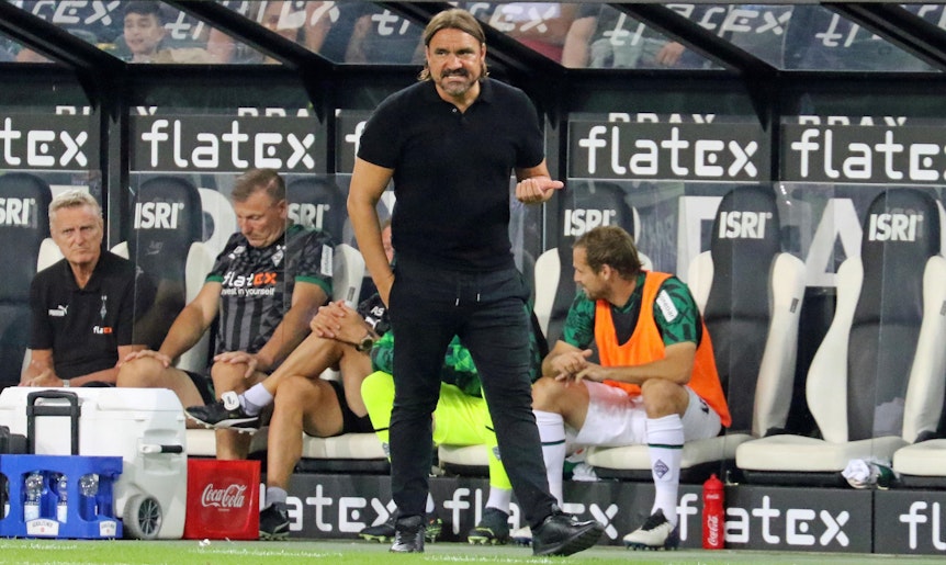 Daniel Farke, Trainer von Fußball-Bundesligist Borussia Mönchengladbach, gibt während der Partie gegen Hertha BSC (19. August 2022) an der Seitenlinie Anweisungen an seine Mannschaft.