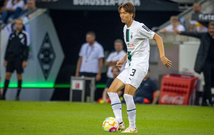 Ko Itakura von Borussia Mönchengladbach am 19. August 2022 beim Heimspiel gegen Hertha BSC. Er hat den Ball am Fuß.