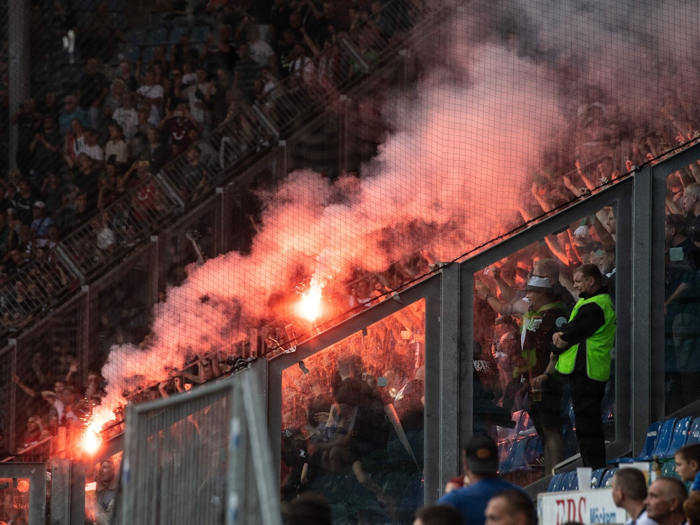 Hannovers Fans zünden Pyrotechnik.