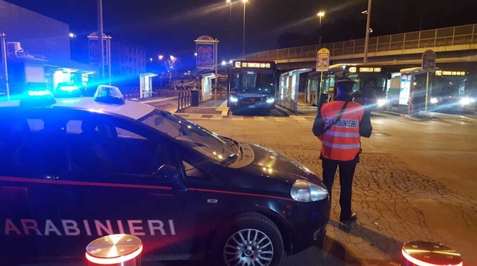 Ein Polizeifahrzeug der italienischen Carabinieri steht vor einem Busbahnhof. Bei der Aufnahme von März 2021 handelt es sich um ein Symbolfoto.