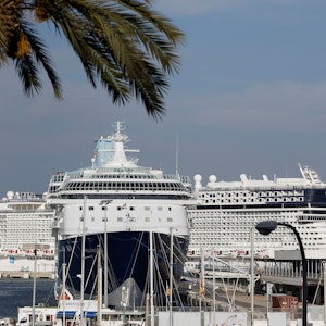 Eigentlich hat Palma die Anzahl der Kreuzfahrtschiffe begrenzt. Hier die Marella Discovery 2 und die Norwegian Epic im Mai 2022 in Palma.