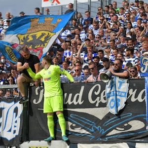 Vincent Müller vom MSV Duisburg bedankt sich bei den Fans.