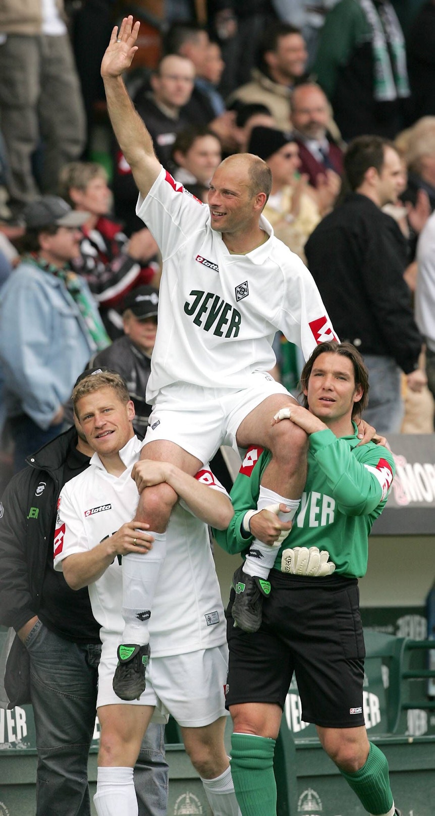 Gladbach-Helden unter sich: Max Eberl (l.) und Uwe Kamps (r.) tragen Arie van Lent (M.) am 22. Mai 2004 auf den Schultern über das Spielfeld in Mönchengladbach.