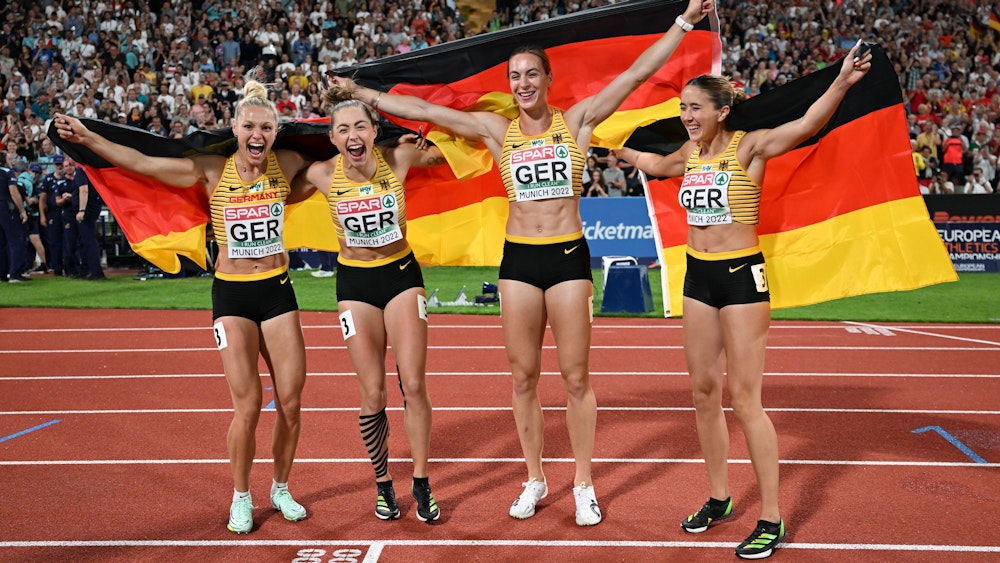 Lisa Mayer, Gina Lückenkemper, Alexandra Burghardt und Rebekka Haase aus Deutschland jubeln über den Sieg in der Sprintstaffel bei der Leichtathletik-EM.