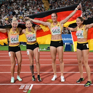 Lisa Mayer, Gina Lückenkemper, Alexandra Burghardt und Rebekka Haase aus Deutschland jubeln über den Sieg in der Sprintstaffel bei der Leichtathletik-EM.