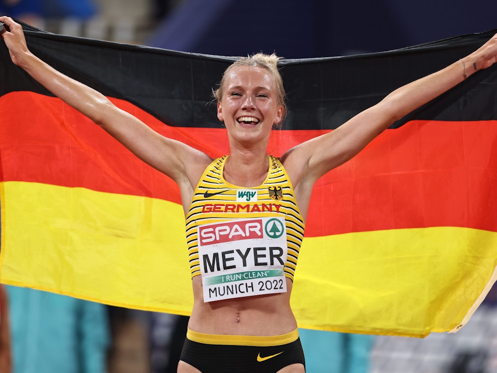 Lea Meyer feiert bei der EM ihre Medaille mit der deutschen Fahne um die Schultern.