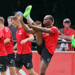 Kingsley Ehizibue (r.) beim Training des 1. FC Köln am 26. Juli 2022