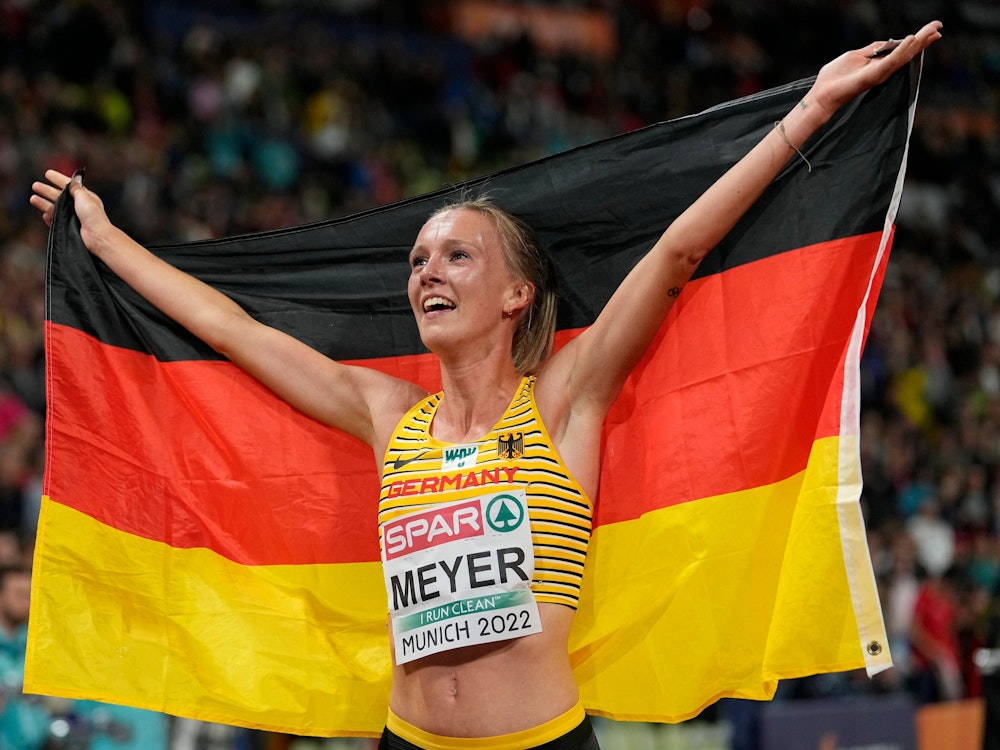 Lea Meyer holte Silber und feierte mit der deutschen Fahne in München.