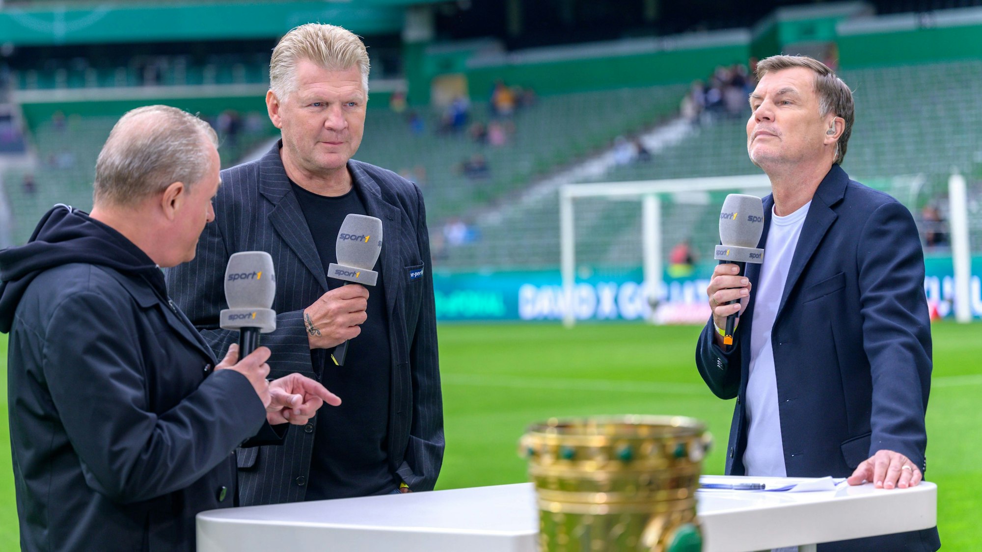 Kommentator Markus Höhner spricht mit den Experten und Ex-Fußballprofis Stefan Effenberg und Thomas Helmer.
