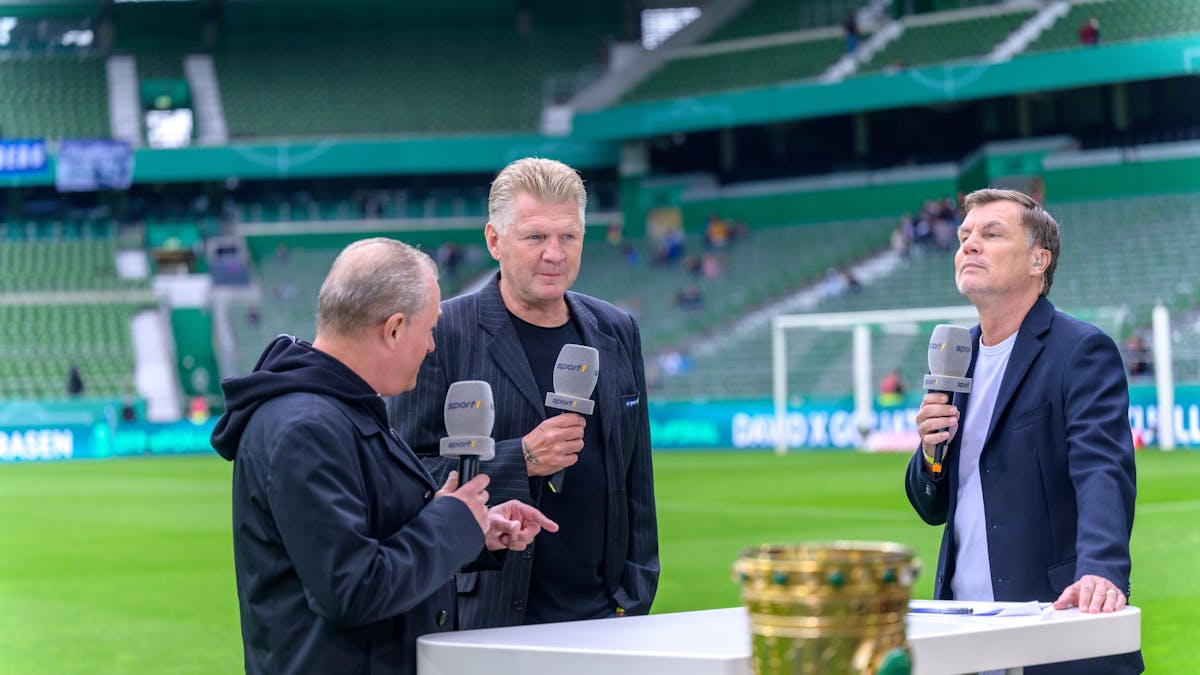 Kommentator Markus Höhner spricht mit den Experten und Ex-Fußballprofis Stefan Effenberg und Thomas Helmer.