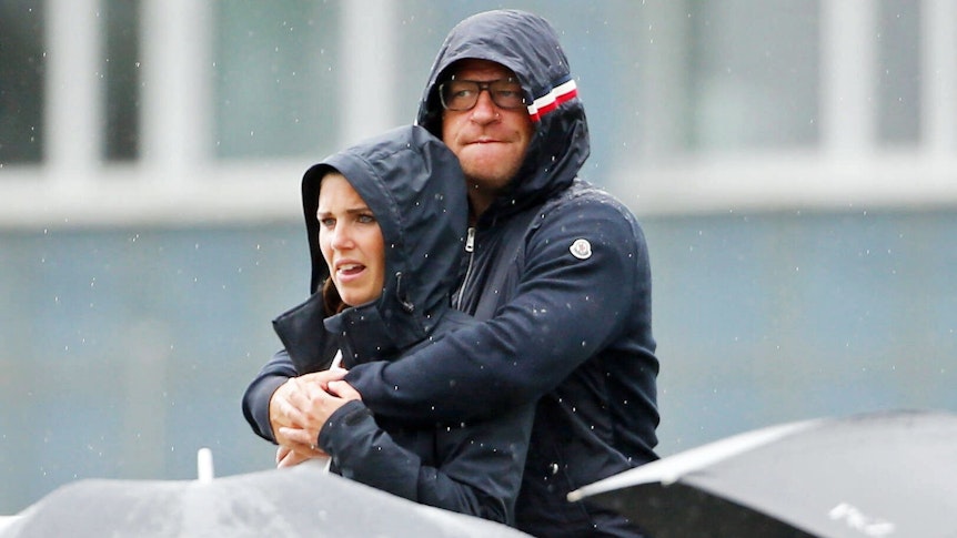 Ex-Gladbach-Manager Max Eberl (r.) schaut sich gemeinsam mit Lebensgefährtin Sedrina Schaller (l.) am 24. Juni 2022 ein Testspiel von Grasshopper Club Zürich gegen den FC Schaffhausen an. Das Paar umarmt sich im Regen.
