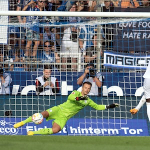 Sadio Mané (r) erzielt seinen Elfmetertreffer zum 5:0 gegen Torhüter Manuel Riemann.