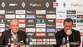 Gladbach-Präsident Rolf Königs (l.) und der ehemalige Borussia-Manager Max Eberl (r.) bei einer Pressekonferenz im Borussia-Park am 28. Januar 2022.