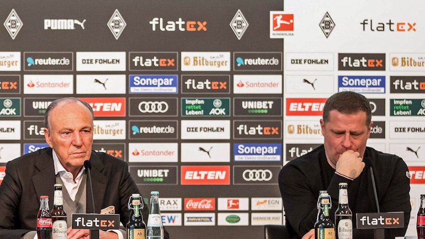 Gladbach-Präsident Rolf Königs (l.) und der ehemalige Borussia-Manager Max Eberl (r.) bei einer Pressekonferenz im Borussia-Park am 28. Januar 2022.