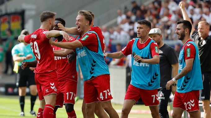 Das Team des 1. FC Köln bejubelt den 1:1-Ausgleichstreffer von Jan Thielmann gegen Eintracht Frankfurt (21. August 2022).