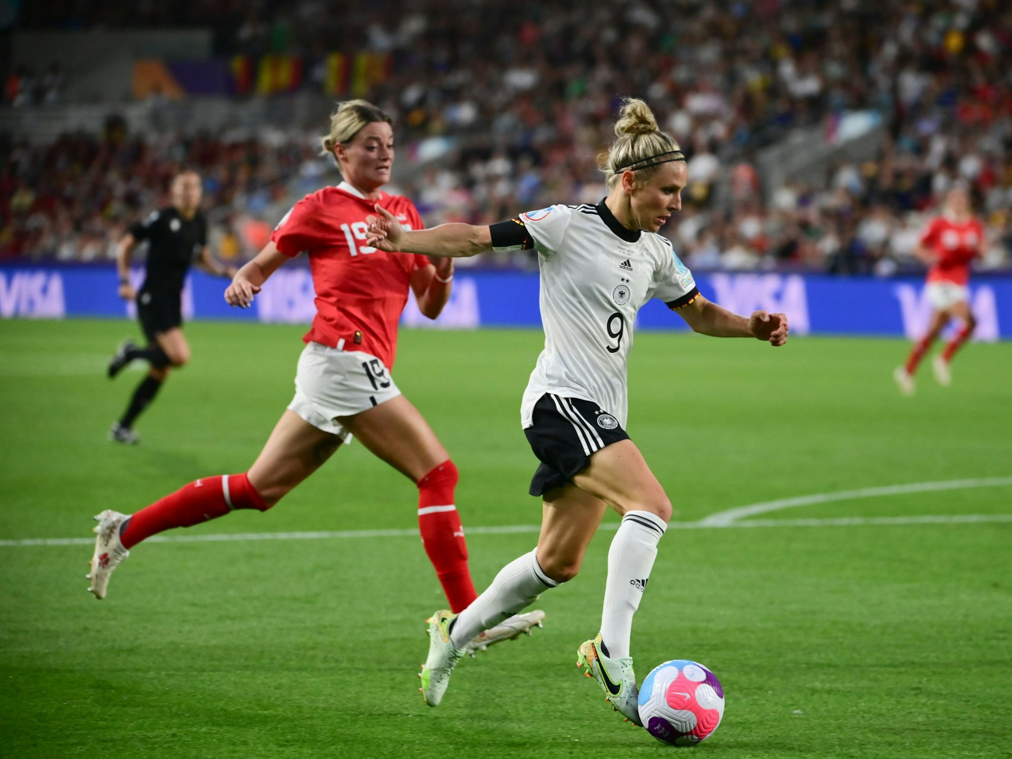 DFB-Star Svenja Huth führt den Ball eng am Fuß.