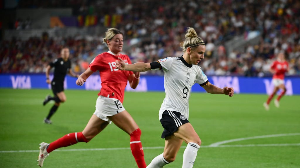 DFB-Star Svenja Huth führt den Ball eng am Fuß.
