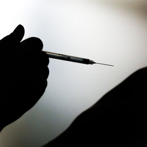 In Hagen hat ein 32-Jähriger einen 34-Jährigen mit einer Spritze angegriffen. Unser undatiertes Symbolfoto zeigt eine Spritze bei einer Impfung.