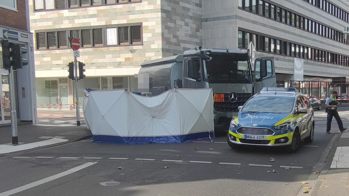 In der Kölner Altstadt wurde eine Fahrradfahrerin von einem Lastwagen erfasst. Die Polizei sperrt den Unfallort ab.