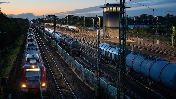 Güterwaggons stehen am 1. Oktober 2020 im Güterbahnhof Dormagen.