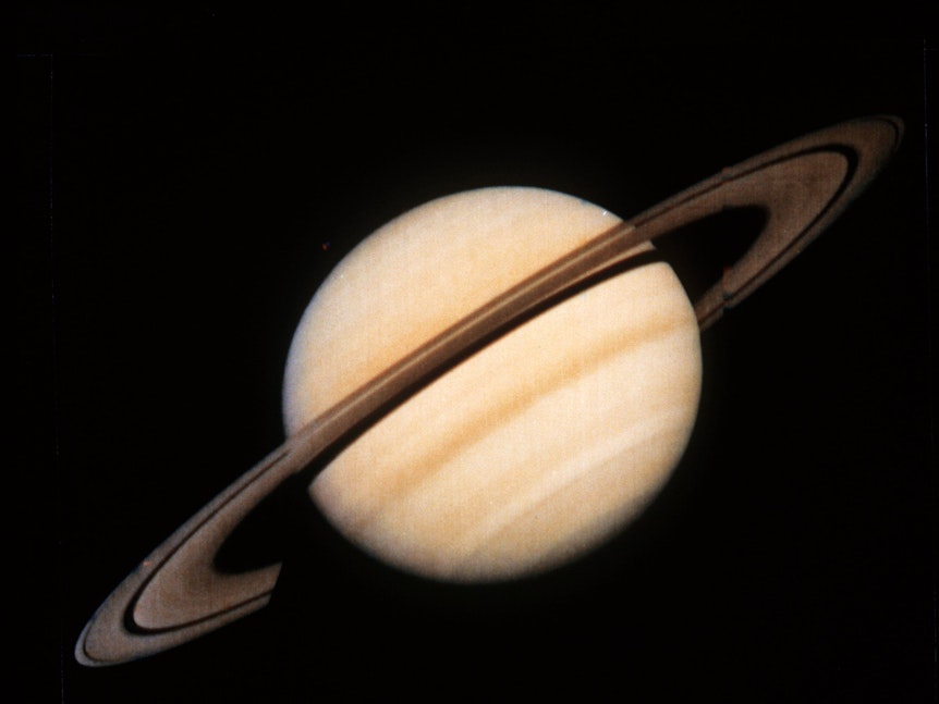 Den Saturn mit seinen Ringen (Archivbild) zeigt das Foto, das von der Sonde Voyager 1 der US-Raumfahrtbehörde NASA am 18. Oktober 1980 übermittelt wurde.