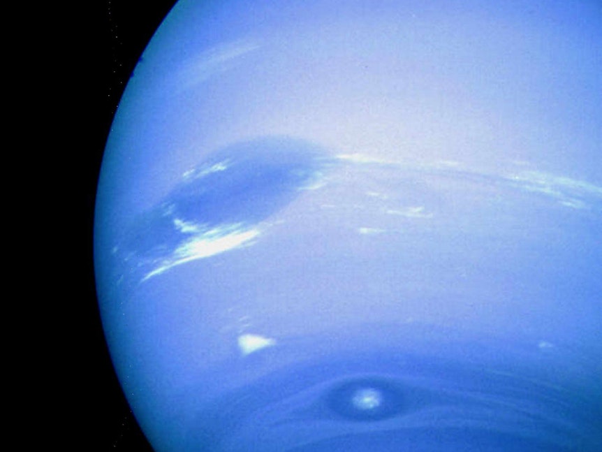 Foto von Voyager 2 zeigt Flecken auf dem Gasplaneten Neptun. Foto veröffentlicht von der NASA am 21. August 2001.