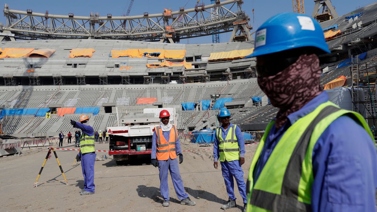 Bauarbeiter stehen im Lusail-Stadion in Katar.&nbsp;