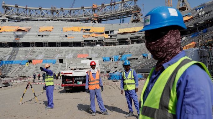 Bauarbeiter stehen im Lusail-Stadion in Katar.
