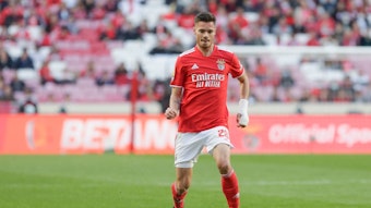 Julian Weigl am 23. April 2022 bei einem Spiel zwischen Benfica Lissabon und Famalicao FC in Aktion. Der 26-Jährige könnte schon bald für Borussia Mönchengladbach im Einsatz sein, berichten portugiesische Medien.