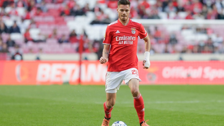 Julian Weigl am 23. April 2022 bei einem Spiel zwischen Benfica Lissabon und Famalicao FC in Aktion. Der 26-Jährige könnte schon bald für Borussia Mönchengladbach im Einsatz sein, berichten portugiesische Medien.