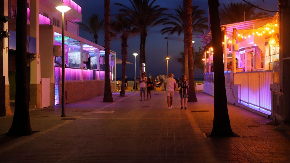 Die Behörden von Mallorca haben einem deutschen Wirt an der Playa de Palma ein Bußgeld in Höhe von 60.001 Euro aufgebrummt. In unserem Archivbild gehen Menschen im Sommer 2020 über die „Bierstraße“.