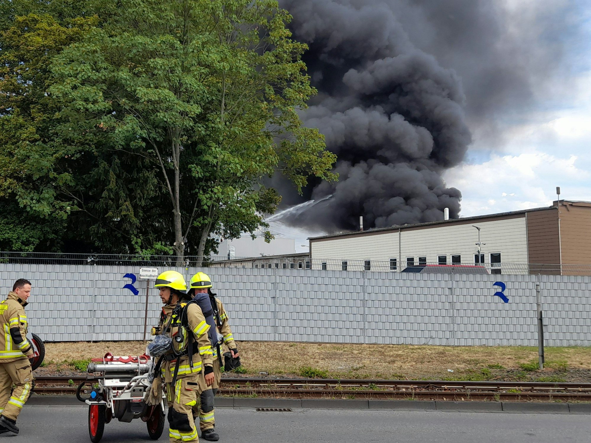 Eine Rauchwolke steht am 22. August 2022 über Troisdorf. Nach Angaben der Feuerwehr brannte eine Lagerhalle eines Kunststoffmaschinenherstellers.