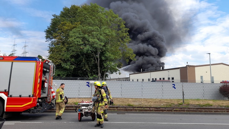 Eine Rauchwolke steht am 22. August 2022 über Troisdorf. Nach Angaben der Feuerwehr brannte eine Lagerhalle eines Kunststoffmaschinenherstellers.