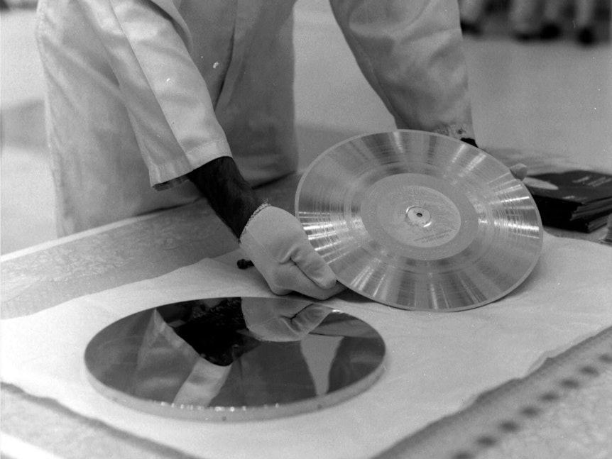 Die Goldene Schallplatte der Sonde Voyager 1 wird in einer Aufnahme von 1977 vorbereitet.