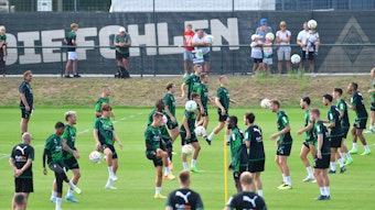 Das Team von Borussia Mönchengladbach hat am Dienstag (23. August 2022) die Vorbereitung auf das Top-Spiel beim FC Bayern München aufgenommen. Das Foto zeigt die Mannschaft bei einer Kurzpass-Übung auf dem Trainingsplatz im Borussia-Park.