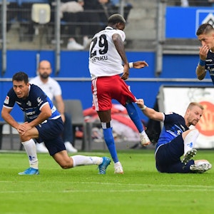 Tätlichkeit und Rot für Opoku (HSV) nach diesem Tritt gegen Darmstadts Holland.