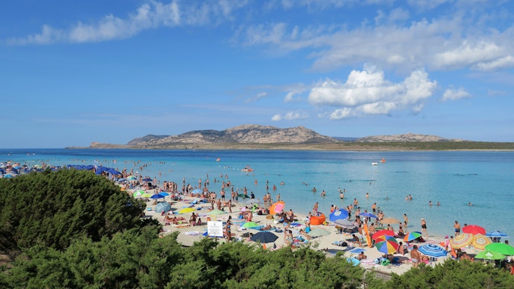 Badegäste am Strand auf der Mittelmeerinsel Sardinien (undatieres Foto). Nicht nur bei Italien-Fans ist die Insel beliebtes Urlaubsziel.