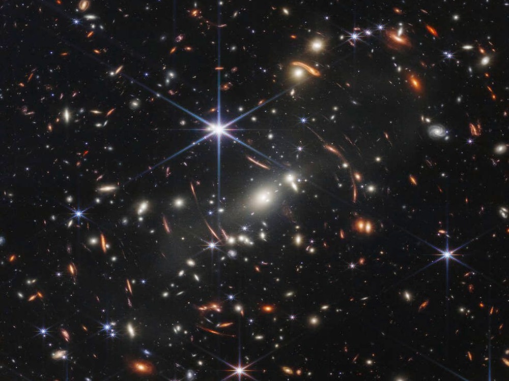 Das Teleskop liefert tiefe Einblicke ins Universum, wie es sie nie zuvor gegeben hat. Damit lässt sich ein Blick auf die Anfänge des Universums vor etwa 13,7 Milliarden Jahren werfen. Auch der helle Galaxienhaufen mit dem Kürzel SMACS 0723 wirkt wie ein kosmisches Brennglas.