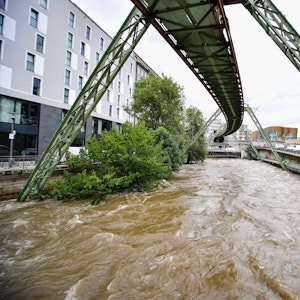 Ein Blick auf die Wupper in Wuppertal – im Fluss wurde am Dienstag eine Leiche entdeckt.