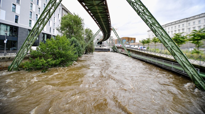 Ein Blick auf die Wupper in Wuppertal – im Fluss wurde am Dienstag eine Leiche entdeckt.