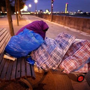 Ein Obdachloser sitzt am 18. November 2011 in Düsseldorf auf einer Bank am Rhein. Am Wochenende ist Andy, einer der Verkäufer der Obdachlosen-Zeitung „fiftyfifty“ gestorben.