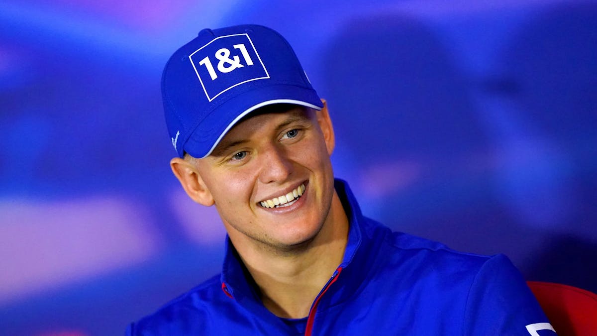 Formel-1-Pilot Mick Schumacher lächelt.