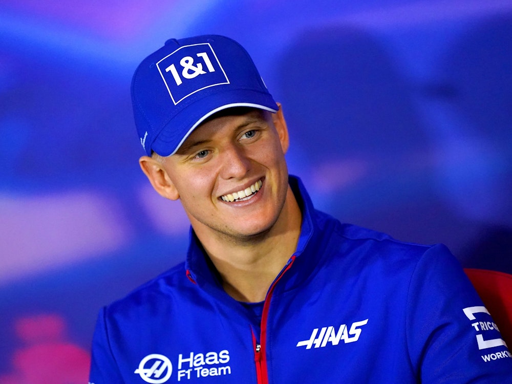 Formel-1-Pilot Mick Schumacher lächelt.