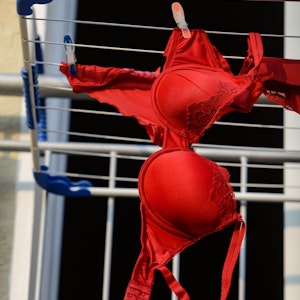 Bei den Aufräumarbeiten in einer Kabine im Stadion am Panzenberg wurde rote Reizwäsche gefunden. Das Symbolfoto zeigt rote Damen-Spitzenunterwäsche am 07. März 2014 auf einem Wäscheständer.