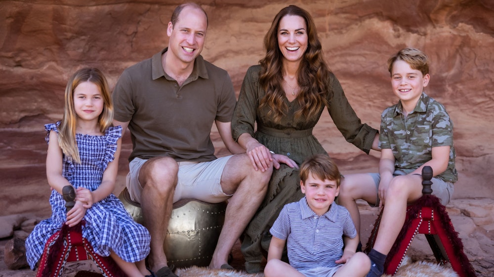 Prinz William und seine Frau Kate ziehen mit ihren Kindern Charlotte (l.), Luis und George aufs Land (Weihnachtskarte 2021)