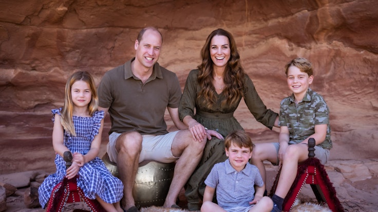 Prinz William und seine Frau Kate ziehen mit ihren Kindern Charlotte (l.), Luis und George aufs Land (Weihnachtskarte 2021)