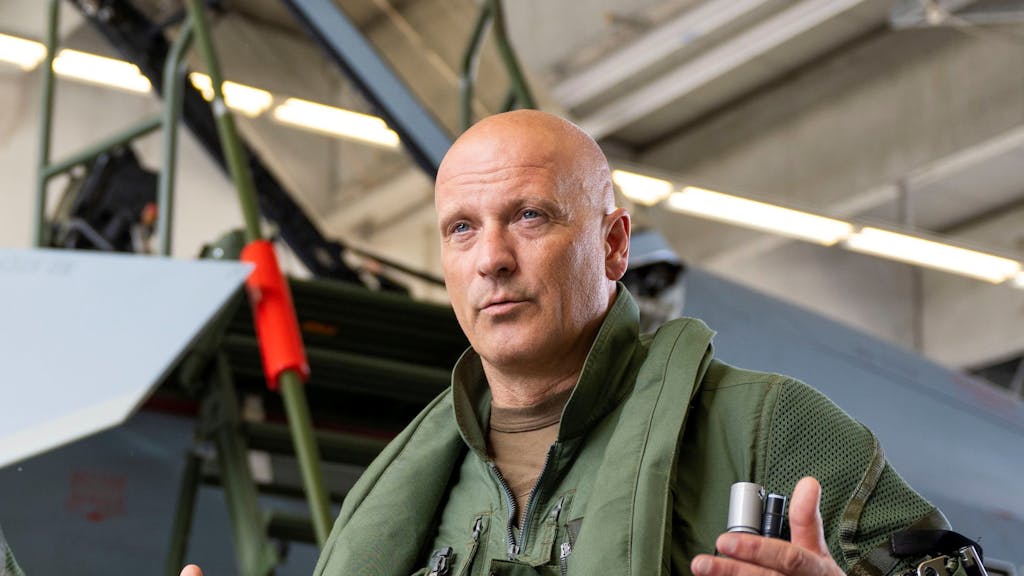 Ingo Gerhartz, Generalleutnant der Luftwaffe (hier im Juli 2022) hat vermehrte Begegnungen mit russischen Flugzeugen im Baltikum eingeordnet.