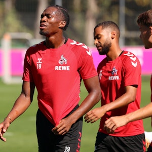 Kingsley Ehizibue (l.) trainierte am Dienstag (23. August 2022) weiterhin beim 1. FC Köln.